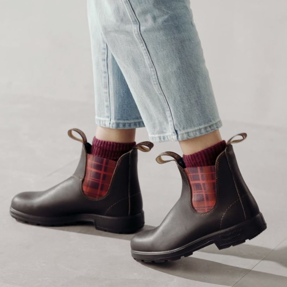 NIB Blundstone Original 2100 Chelsea Boot in Brown with Burgundy Tartan Elastic